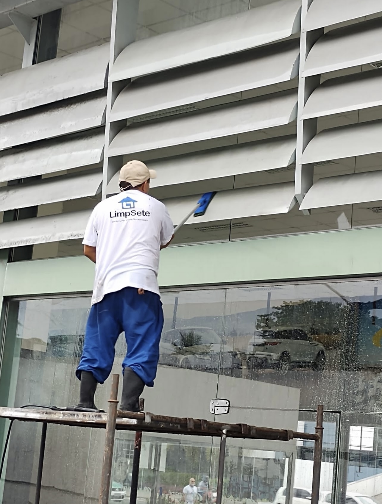 Fachada comercial em manutenção